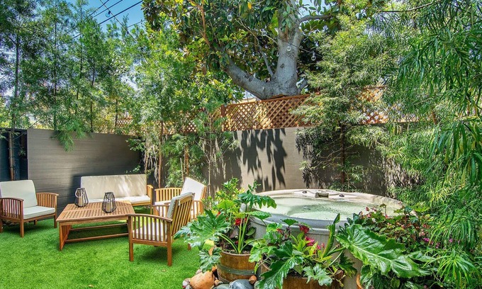 Pico - Robertson House | Stylish 4 Bedroom home with a hot tub