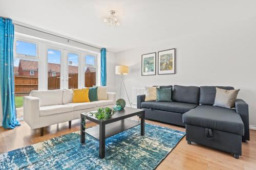 St Neots House | Stylish 4 Bedroom House in St Neots w Free Parking