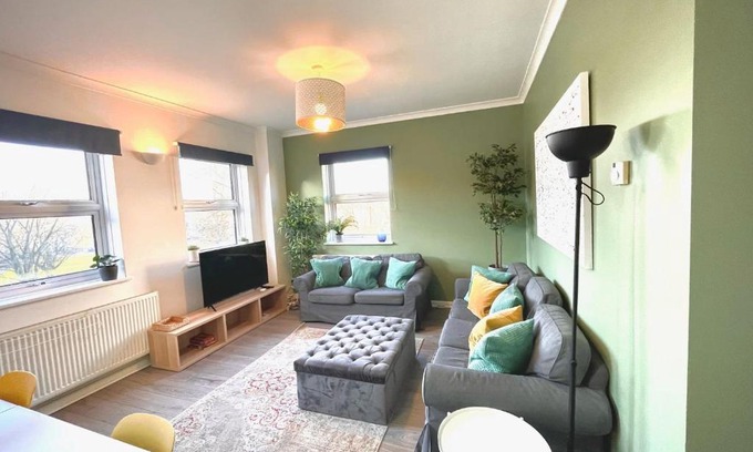 Wokingham Apartment | Stylish 4 bedroom Townhouse - Central Wokingham