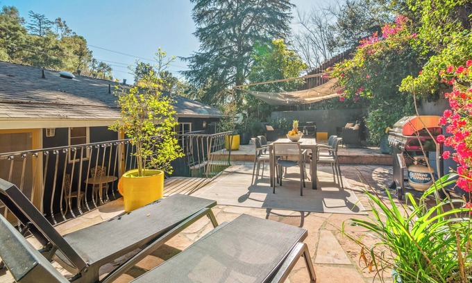Hollywoodland House | Stylish 4BD 3BA Retreat near Hollywood Sign & Walk of Fame