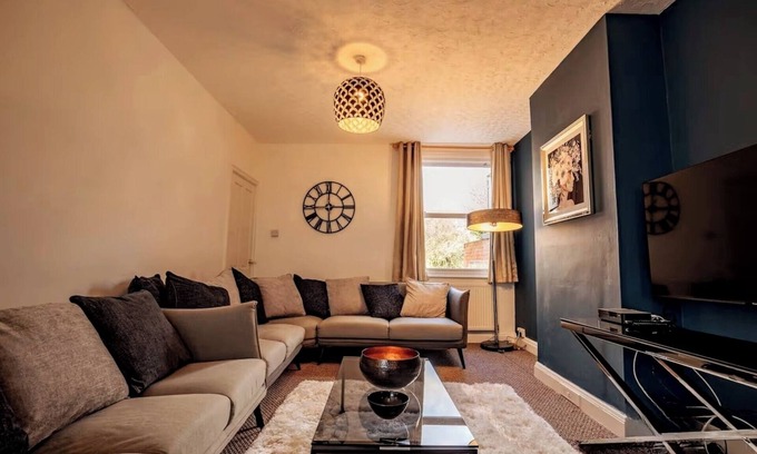 Tadworth Apartment | Stylish 4BD Modern Flat in Peaceful Tadworth