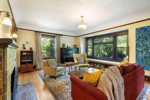 Belmont House | Stylish 4BR Belmont Haven with Saltwater Hot Tub