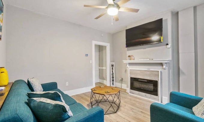 Bloomfield House | Stylish 4BR Downtown Pitt-Walk Everywhere+King bed