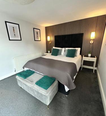 Trafford Apartment | Stylish 4BR Townhouse on Stretford Marina - Waterside Stay in M32