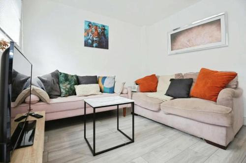 Weston on Trent Apartment | Stylish 5 Bed House Centre Of Coventry Sleeps 12