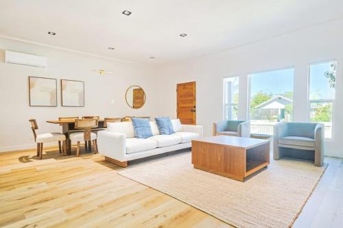 Mid City House | Stylish 5BR Urban Retreat in Central LA