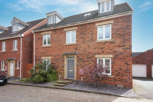 Newport Pagnell House | Stylish 6 Bedroom 3 Bathroom Detached House with Free Parking, Super-Fast Wifi, Pool Table, Smart TVs with Netflix by Yoko Property