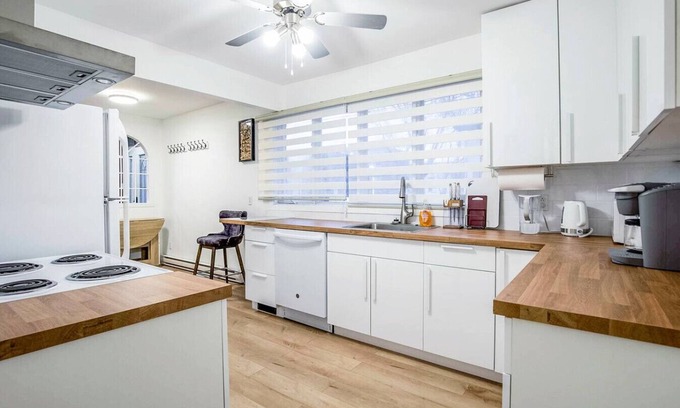 Brossard House | Stylish 6-BR House close to DT with free parking