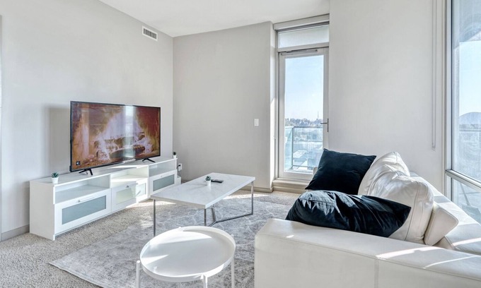 Mission District Apartment | Stylish Amazing View DT Free Parking+Hot Tub