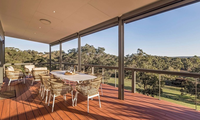 Yallingup House | STYLISH AND CAPTIVATING 5 BEDROOM RURAL RETREAT WITH SWEEPING VIEWS