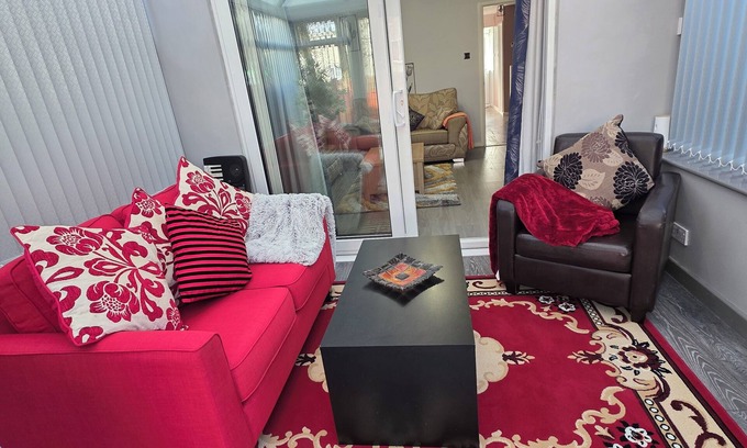 Leeds House | Stylish and Cosy Family Comfort for 5