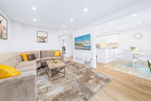 Barrie Apartment | Stylish and Cozy 4 bedroom House