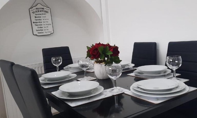 Stonnall Apartment | Stylish and homey 3 bedroom house with free parking & Wi-Fi