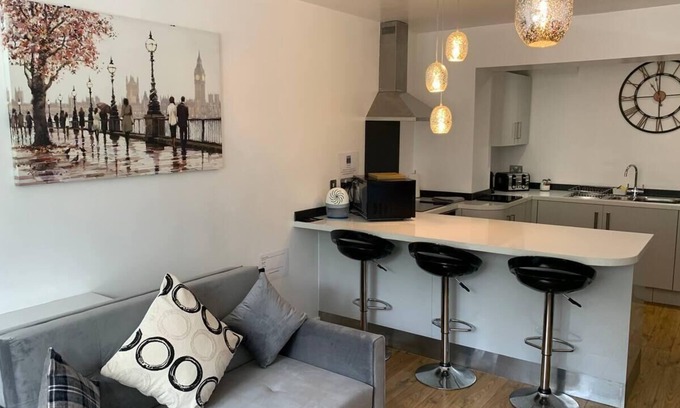 Leigh Apartment | Stylish and Immaculate 2-Bed Apartment in Leigh