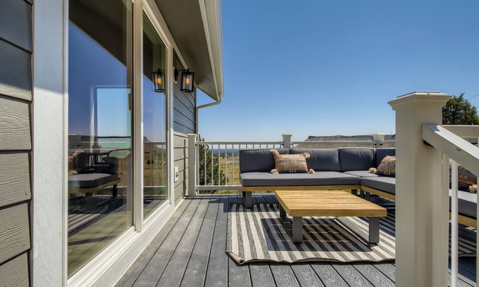 Golden House | Stylish and inviting home in Golden- Indoor Fireplace, Wi-Fi, and stunning views