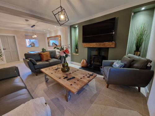 Merthyr Tydfil House | Stylish and Modern 7 Bedroom house near Brecon Beacons