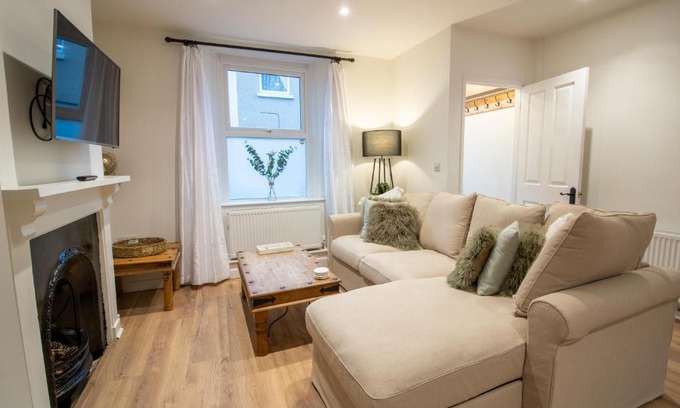 Liverton House | Stylish and Modern Town Centre End-of Terrace Home
