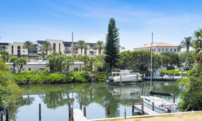 Central Beach House | Stylish and Peaceful 2-bedroom townhome 1 block to the beach