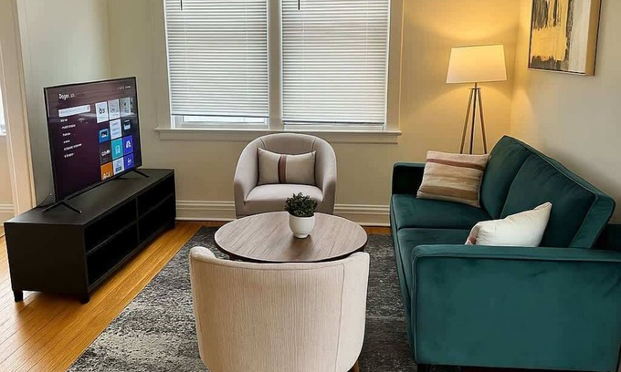 Andersonville Apartment | Stylish and Roomy 2BR in Chicago