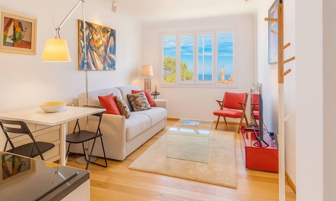 Roquebrune-Cap-Martin Condo | Stylish apartment with sea view, near Monaco and Rolex Masters. Ideal for 2, with AC, queen bed, and paid parking.