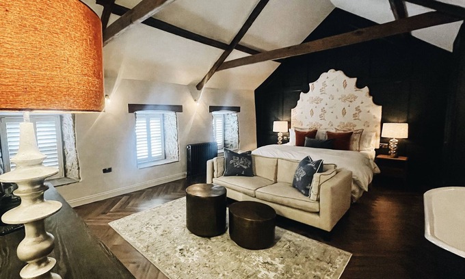 Bridgend Apartment | Stylish apartment above popular traditional village pub!