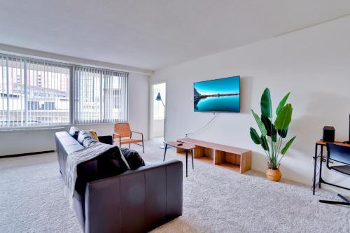 Aurora Highlands Apartment | Stylish Apartment Close to National Landing