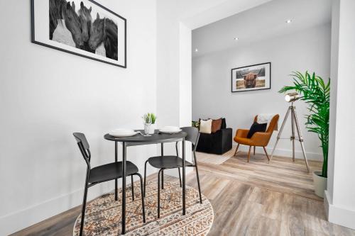 Cradley Apartment | Stylish Apartment - Free Wifi & Netflix - On Street Parking - Double Bed - 49aG