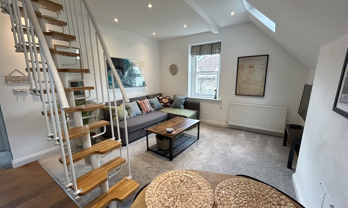 Clifton House | Stylish Apartment in the Heart of Clifton Village. Street Parking.