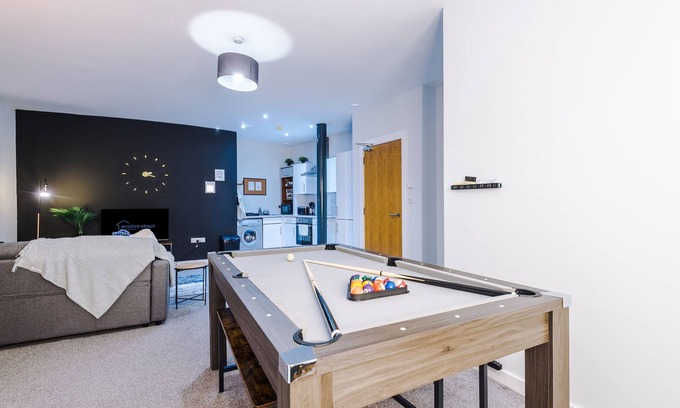 Baltic Triangle Apartment | Stylish Apt, Pool Table, Sleep 6, Central Location