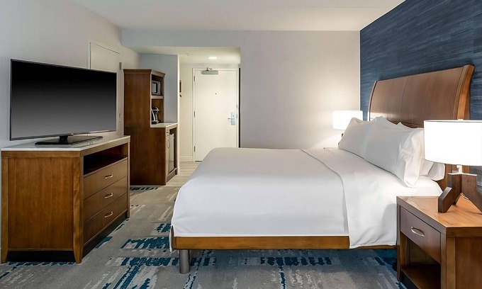 Radnor - Fort Myer Heights Hotel | Stylish Arlington Retreat by Potomac, Lincoln Memorial & Roosevelt Island