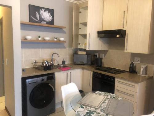 Lone Hill Apartment | Stylish Bachelor Pad in the Heart of Fourways
