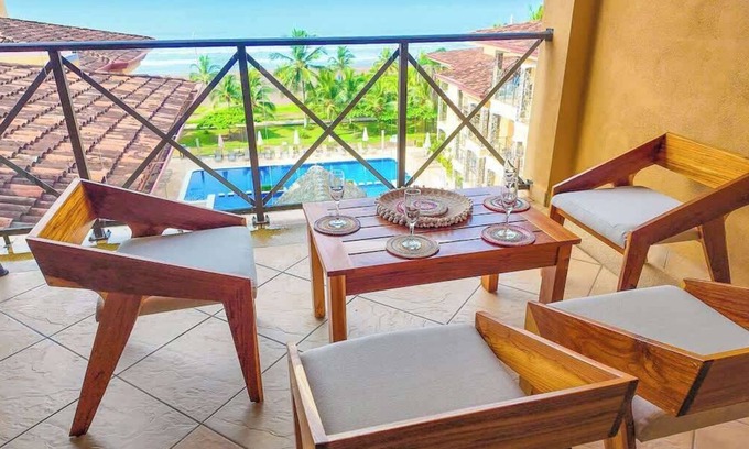 Barrio Los Villalobos Apartment | Stylish balcony oceanfront PH condo with King beds