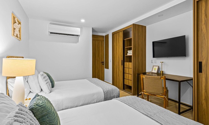 Las Glorias Apartment | Stylish Beachfront 2BR - Balcony & Pools