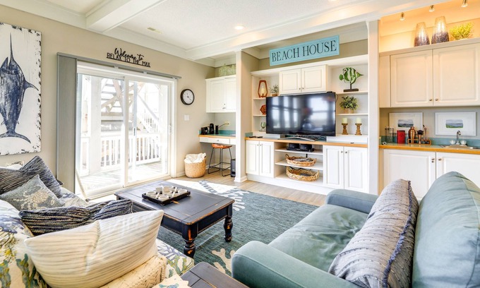 Emerald Isle Apartment | Stylish Beachfront Emerald Isle Escape w/ Deck!