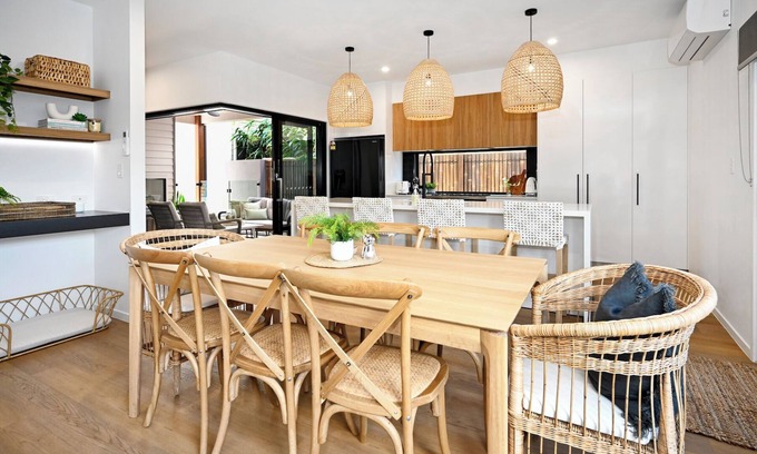 Bokarina House | Stylish, Beachside 4 b/r Dream Home - 8 guests ZD7