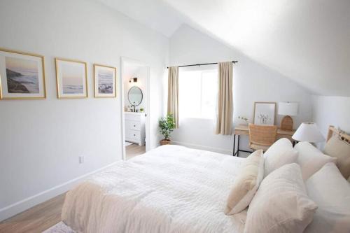 Loma Portal House | Stylish, Beautiful, Modern, King Bed