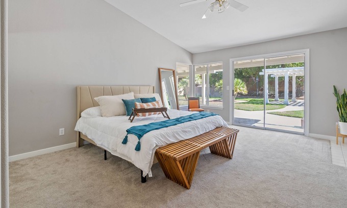 Lancaster House | Stylish & Bright ~ Huge Backyard ~ King Beds ~ Pkg