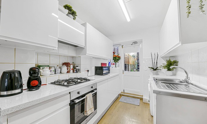 Harrow Road Apartment | Stylish Central 2-bed Apartment With Pvt Garden