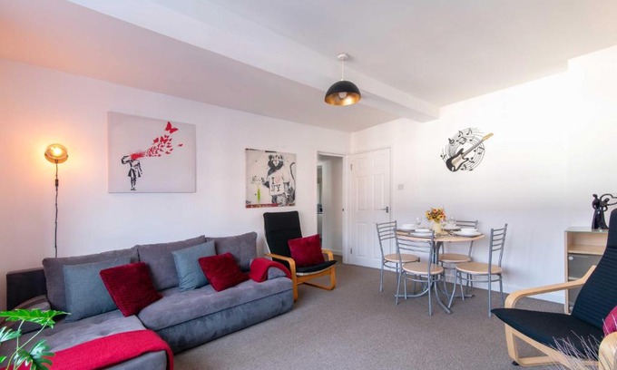 Castle Donington Apartment | Stylish & Central 2 bedroom apartment - Fast WiFi