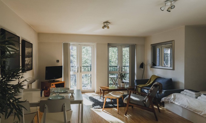 Wapping Apartment | Stylish Central London Flat with balcony and swimming pool
