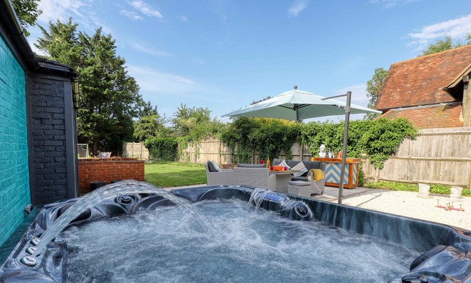 Bray on Thames House | Stylish character home with hot tub and games room, 5 minutes from Windsor