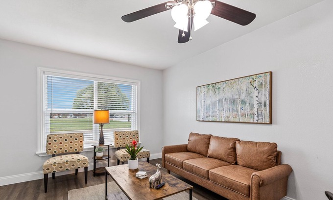 Carter Riverside House | Stylish & Charming! 5 Min. to Downtown!