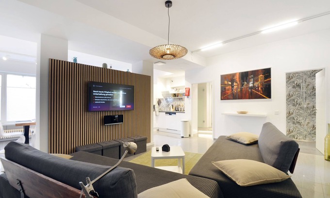 Schwabing-Freimann Apartment | Stylish city apartment for up to 8 people, 5 minutes walk to the subway.