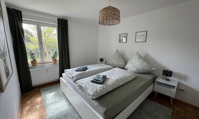 Kaditz Apartment | Stylish city retreat near the Elbe - King-size bed