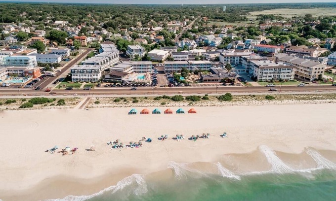Cape May House | Stylish Coastal Living: Beachfront Relaxation with Pool & Entertainment, 3 Rooms