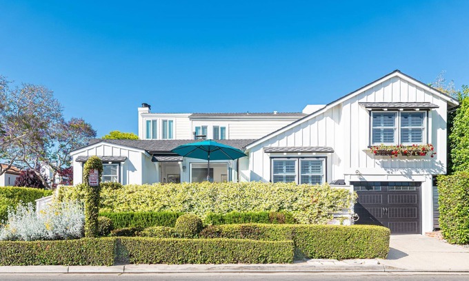 Corona del Mar Condo | Stylish Coastal Cottage w/Central AC, Modern Upgrades & Lush Patio – Walk to Beach & Dining!