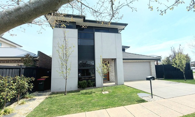 Alfredton House | Stylish Comfort Meets Unbeatable Location near Aquatic Centre & Lake Wendouree.