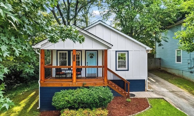Pittsburgh House | Stylish & Comfy Retreat: 5-star Central Location - Backyard - BBQ - Free Parking
