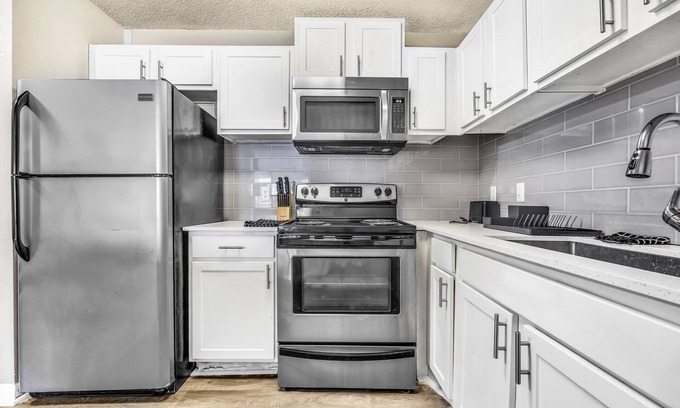 Atlantic Station Area Condo | Stylish Condo Near Midtown W/Pool Free Parking & Wheelchair Accessible