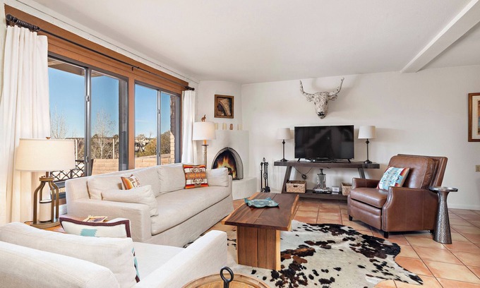 Northeast Santa Fe Hotel | Stylish Condo Near Plaza - Wood Fireplace, Pool Access, Full Kitchen